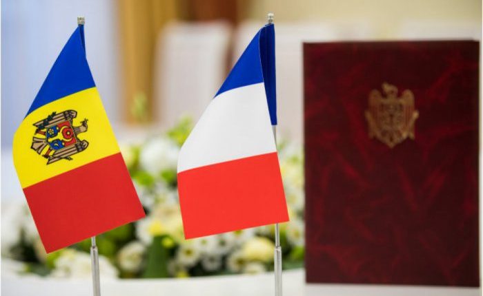 Drapeaux Français et Moldave